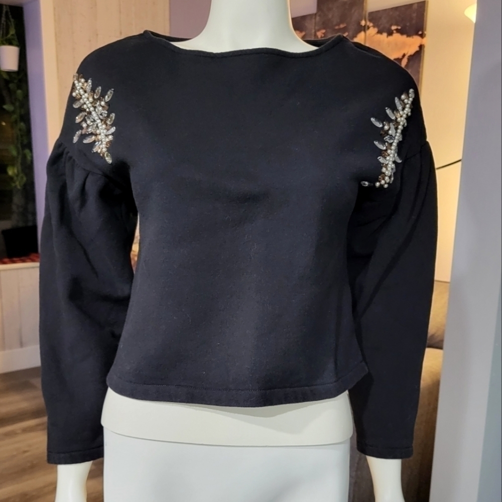 GU - Embroidered Sweater